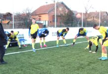 Fudbal: Vitorul Panduri testira Bečejce Trener Dragan Ivanović i igrač u poluvremenu utakmice sa Turijcima