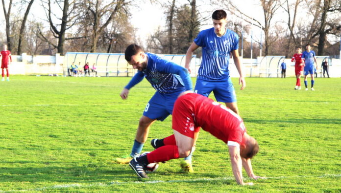 Brana Ilić u crvenom dresu je zadavao najviše problema Bečejcima