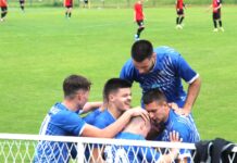 Fudbal: Bečejci pobedili Borac i, možda, uzeli bodove spasa Radosti: Igrači Bečeja posle gola Ćurčić (24)