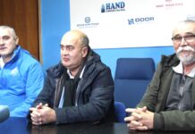 Fudbal: Bečejci, najzad, mogu mirno da spavaju, ali sad nastaju nove muke Trener Dragan Ivanović u sredini sa sportskim direktorom Milošem Andrićem i predsednikom kluba Nedeljkom Vasićem