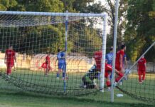 Fudbal: Bečejci u finišu stigli do pobede protiv Rumenčana Zadovoljstvo - Bečejci se raduju posle gola Todorovića (15) -