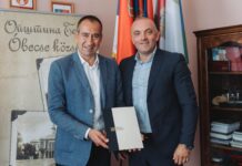 Opštini Bečej dvadeset laptopova od ministarstva lokalne samouprave Državni sekretar Ministarstva državne uprave i lokalne samouprave Nemanja Zečević i predsednik opštine Bečej Vuk Radojević | Foto: Opština Bečej