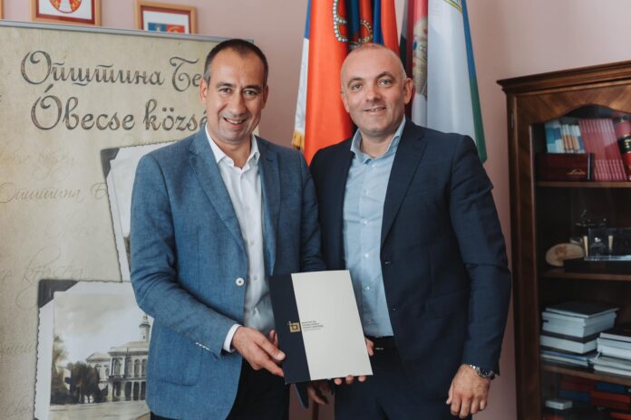Državni sekretar Ministarstva državne uprave i lokalne samouprave Nemanja Zečević i predsednik opštine Bečej Vuk Radojević | Foto: Opština Bečej Državni sekretar Ministarstva državne uprave i lokalne samouprave Nemanja Zečević i predsednik opštine Bečej Vuk Radojević | Foto: Opština Bečej