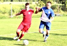 Fudbal: Bačka i dalje lider Šandor Mihalec (crveni dres) bio je streac jedinog gola za Petrovoselce