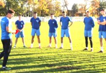 Fudbal: Srpskoligaš sa Tise porazom završio polusezonu i prezimeće na dnu tabele Trener Milorad Janjuš i sportski direktor Miloš Andrić sa grupom igrača na treningu