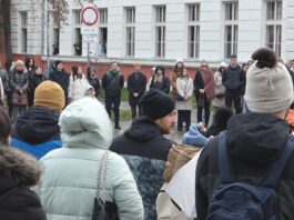 Maturanti i profesori bečejske Gimnazije od sutra u školi Sa jedne od blokada, ispred Gimnazije Bečej