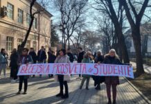 Prosvetni radnici u obustavi obratili se ispred policijske stanice i doma zdravlja Na putu od Doma zdravlja do policijske stanice