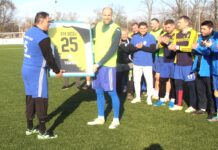 Fudbal: Bečejci se na dostojan način oprostili od Čedomira Tomčića Dres za uspomenu - Milan Brkljač uručuje uramljeni dres Čedomiru Tomčiću