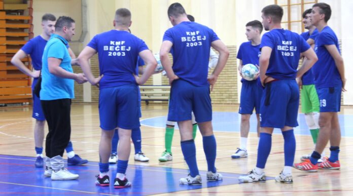 Trener Sava Vadaski sa futsalerima Bečeja