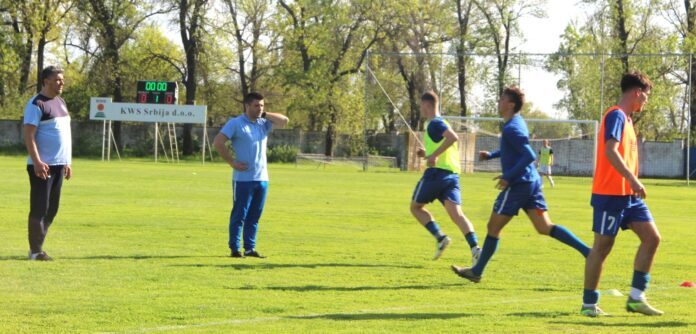 Treneri OFK Bečej 1918 Dejan Kapriš i Lazar Dabižljeić na treningu sa igračima
