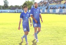 Fudbal: Vojvodina u nedelju dočekuje Ratkovčane u Bačkom Gradištu Nenad Vinović (24) u društvu Čedomira Tomčića dok je mosio dres OFK Bečej 1918