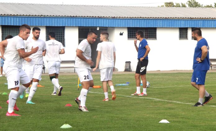 RADOM VRAĆAJU VERU U BOLJE DANE- Fudbaleri i treneri OFK Bečej 1918 za vreme treninga RADOM VRAĆAJU VERU U BOLJE DANE- Fudbaleri i treneri OFK Bečej 1918 za vreme treninga