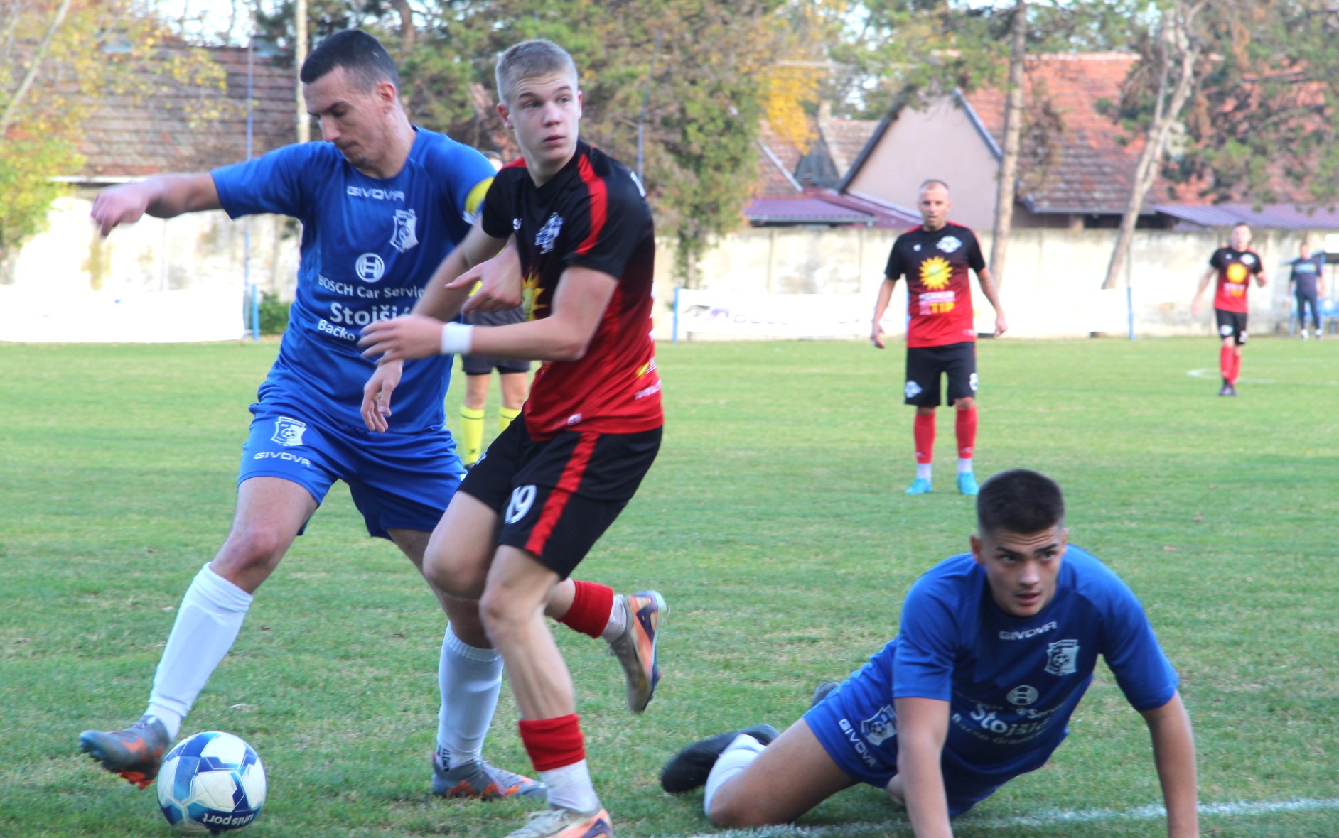 Kapiten Pelengić sa loptom, a mladi Šibalić na travi