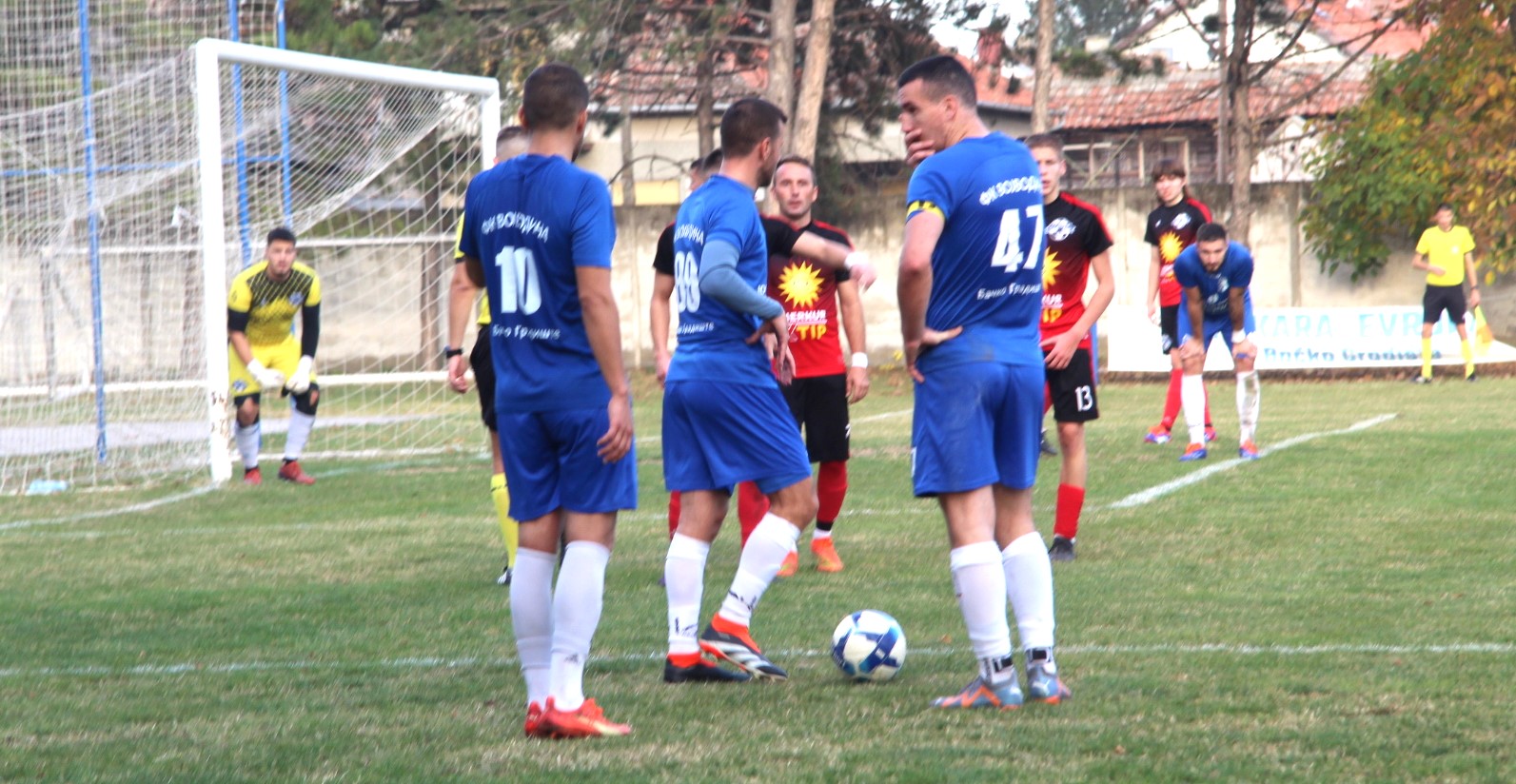 Vasić, Jović i Pelengić se dogovaraju ko će izvesti slobodan udarac