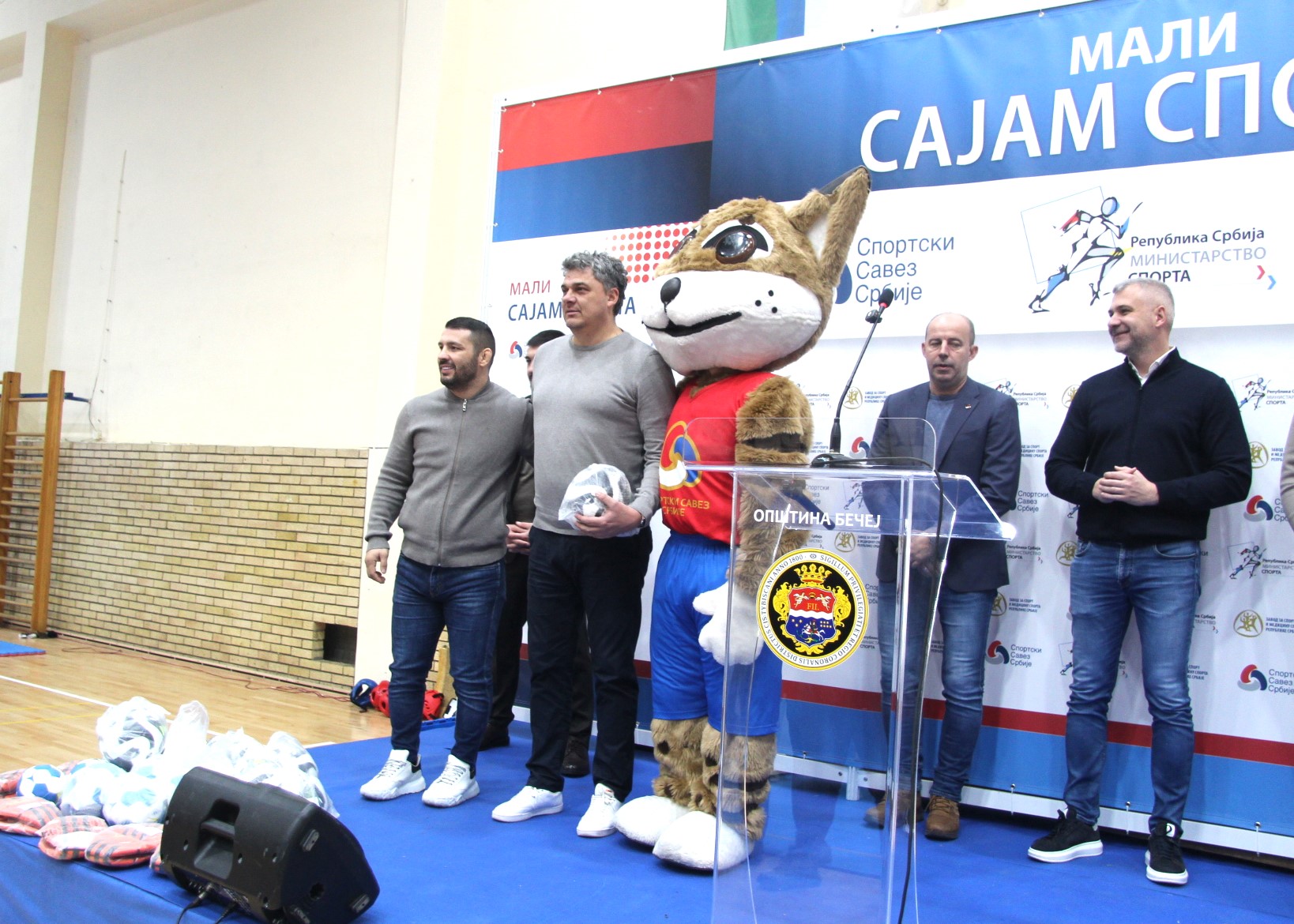 Predsednik Sportskog saveza Srbije Davor Štefanek uručio je poklon predsedniku SS opštine Bečej Dejanu Kaprišu