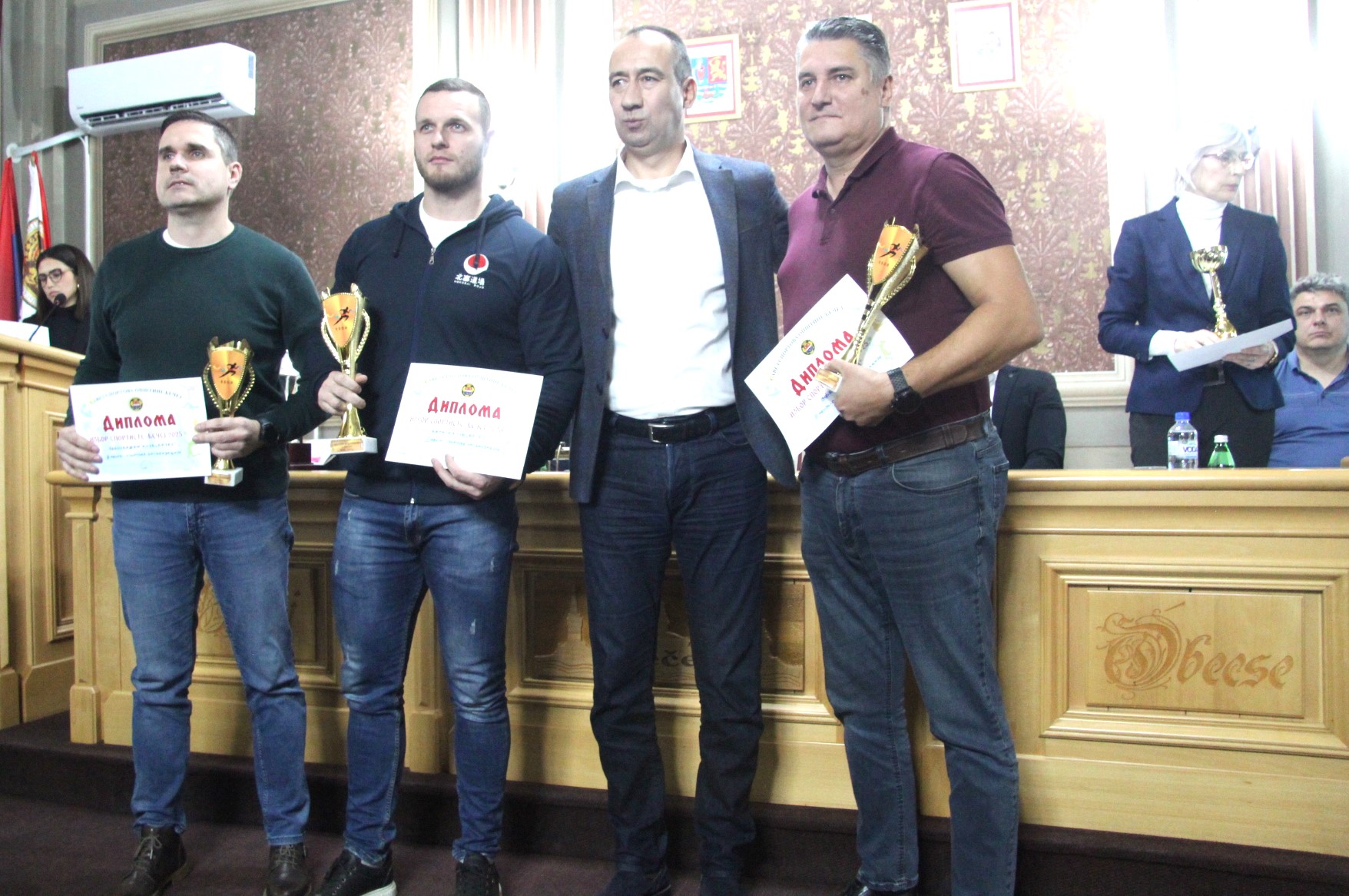 Predsednik opštine Bečej Vuk Radojević sa predstavnicima najuspešnijih sportskih organizacija