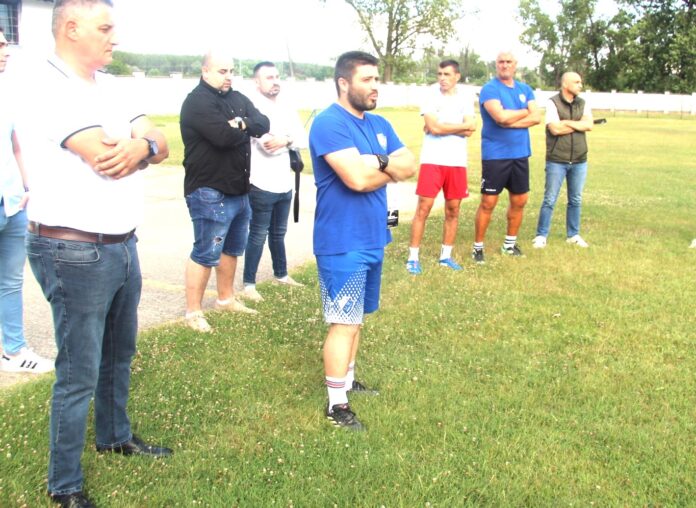 U prvom planu predsednik OFK Bečej 1918 Milan Brkljač i trener Lazar Dabižljević