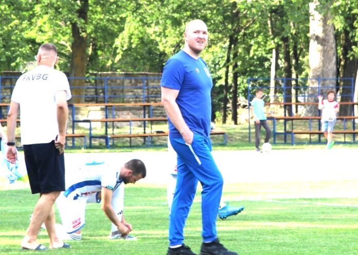Potpredsednik Branislav Tatić, trener Dušan Medić i kapiten Nemanja Jović Potpredsednik Branislav Tatić, trener Dušan Medić i kapiten Nemanja Jović