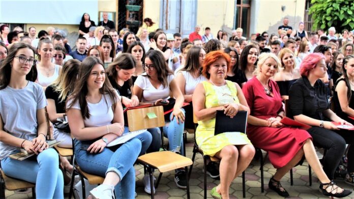 Sa-poslednje-maturske-svecanosti-u-becejskoj-ETS