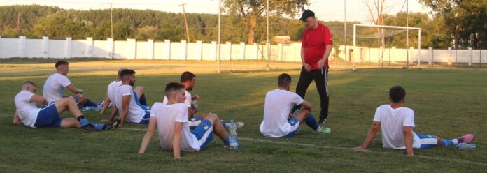 ofk bečej_Trener Miroslav Knežević sa igračima u poluvremenu utakmice