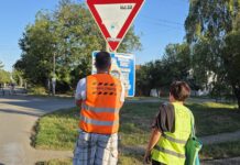 Uklanjane nalepnica i čišćenje saobraćajne signalizacije: Akcija „Samo lokalno Bečej“ i „Bečej se budi“