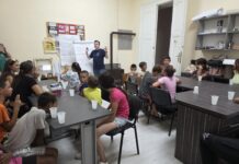 Od igre do odluka: Deca stvaraju novi alat za učenje o participaciji Prostor Omladinskog kluba u Bačkom Gradištu - mesto gde se kreira igra